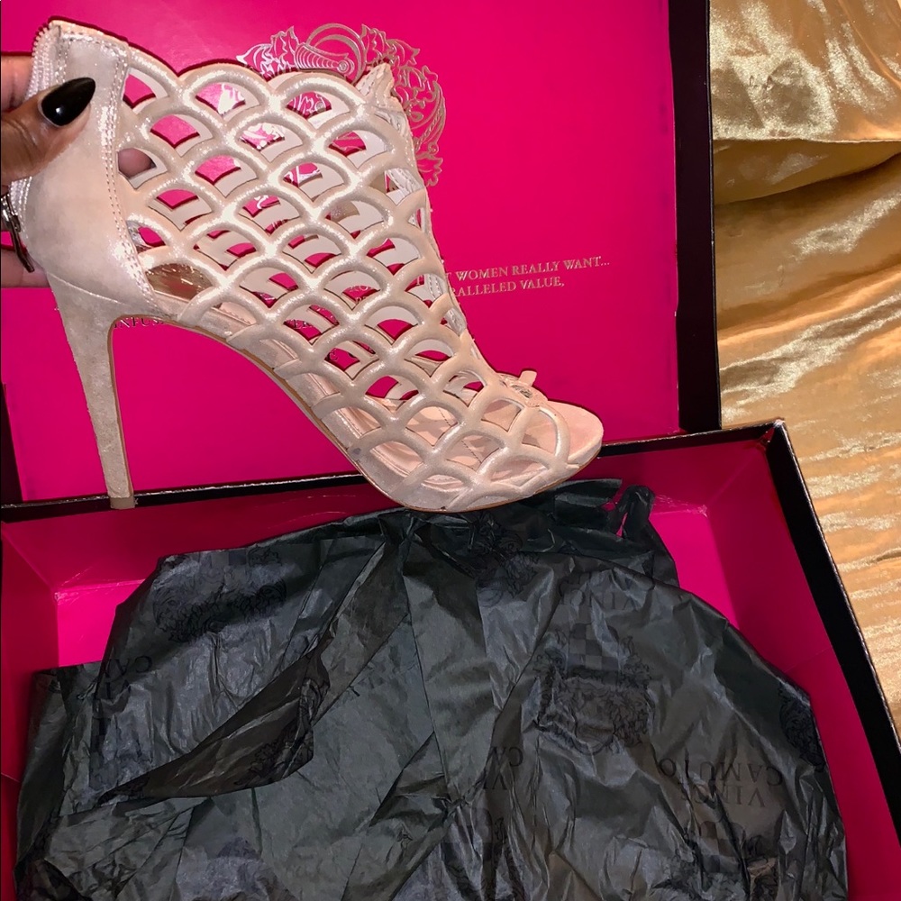Champagne Vince Camuto pumps